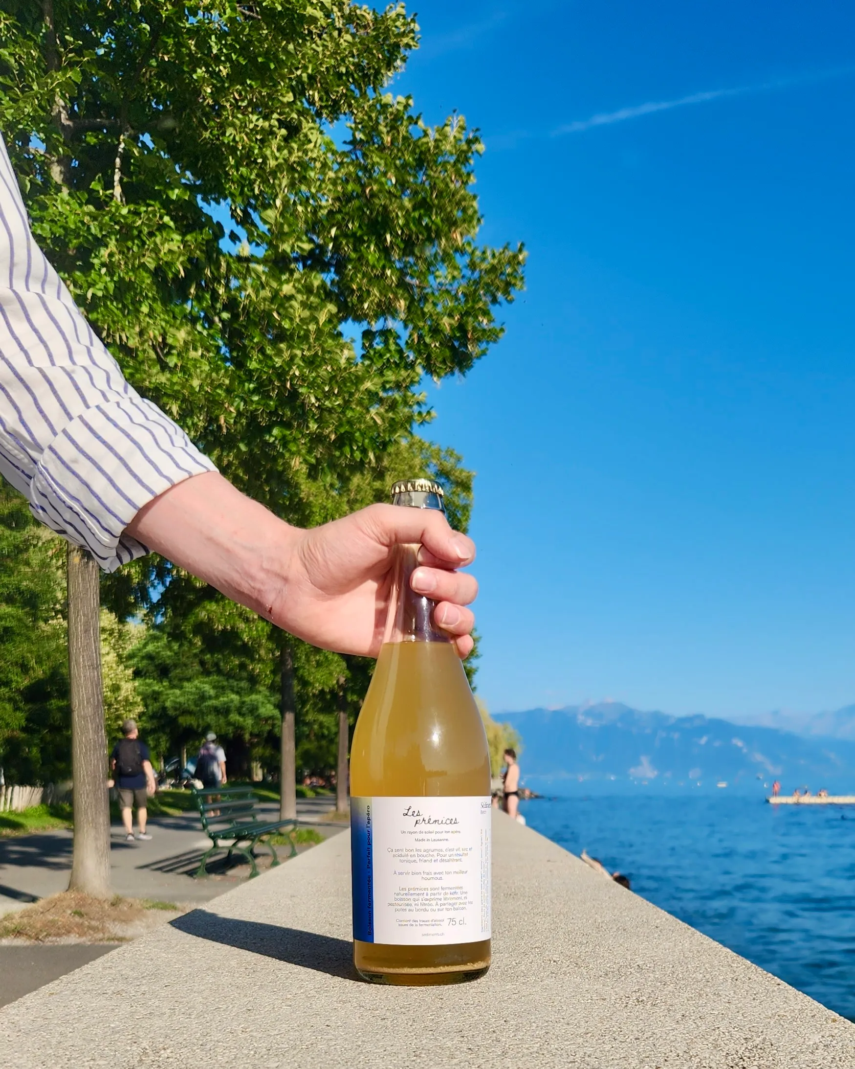 Les prémices tenue à la main sur les quais, face au lac